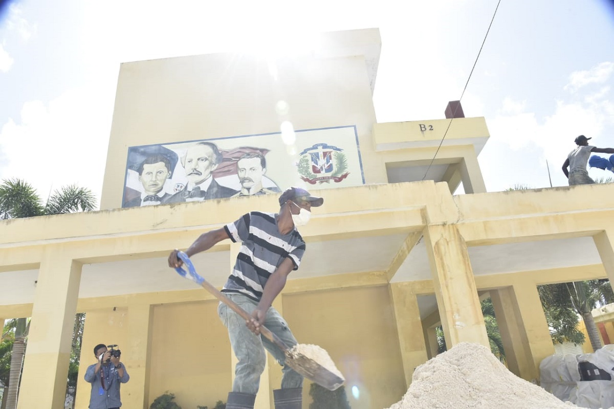  imagen El director de mantenimiento escolar del Distrito Educativo 12-03 de la Regional 12, Ercilio Peralta, asegur&oacute; este martes que m&aacute;s del 90 % de los centros educativos de su demarcaci&oacute;n est&aacute;n listos para iniciar el a&ntilde;o escolar y el resto est&aacute; en fase de adecuaci&oacute;n para esos fines. 