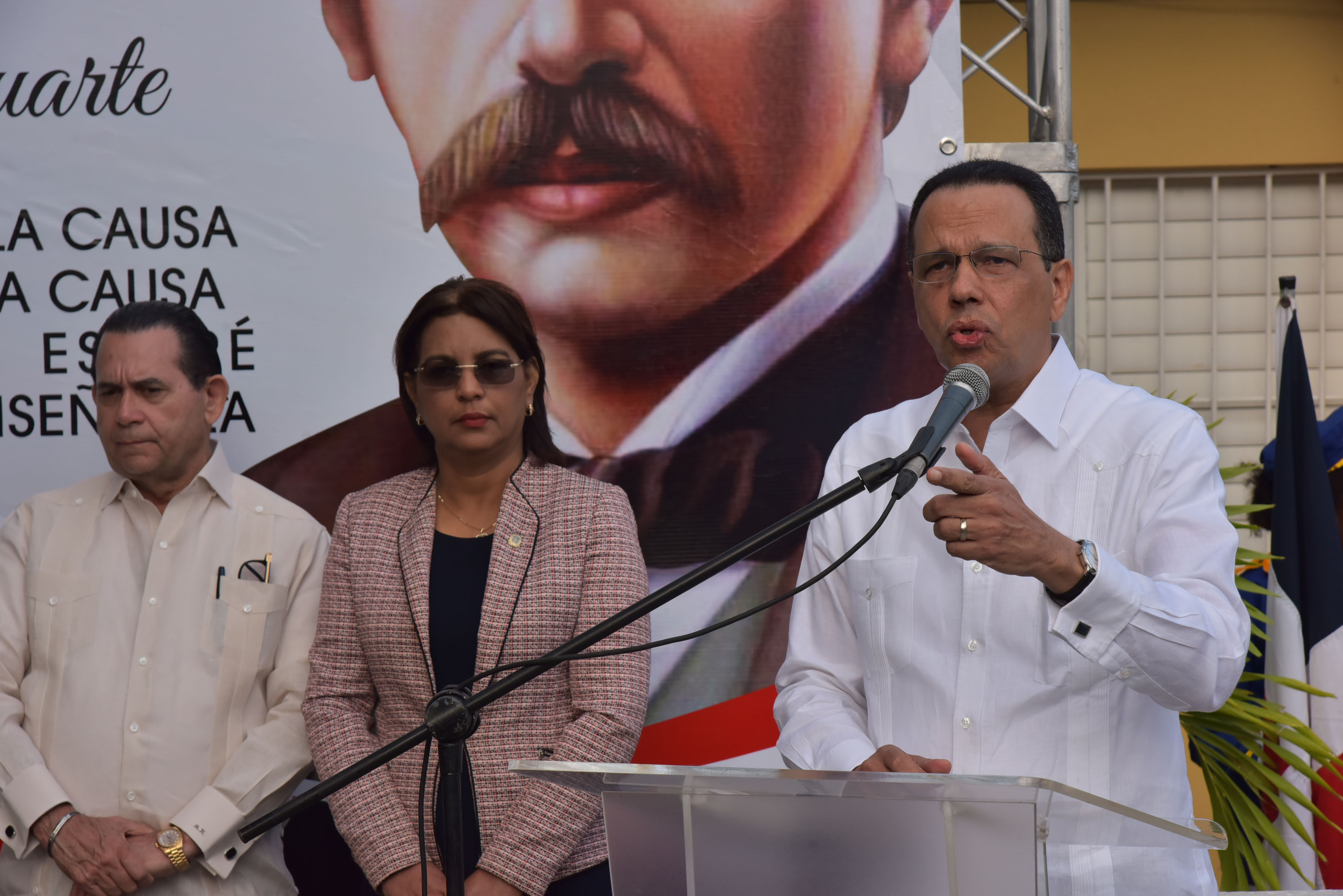  imagen Ministro de Eduaci&oacute;n, Antonip Pe&ntilde;a Mirabal, felicita estudiantes del Centro Educativo Juan Pablo Duarte en San Francisco de Macor&iacute;s,por su excelente participaci&oacute;n en actos conmemorativos por el 207 aniversario de Juan Pablo Duarte.&nbsp; 