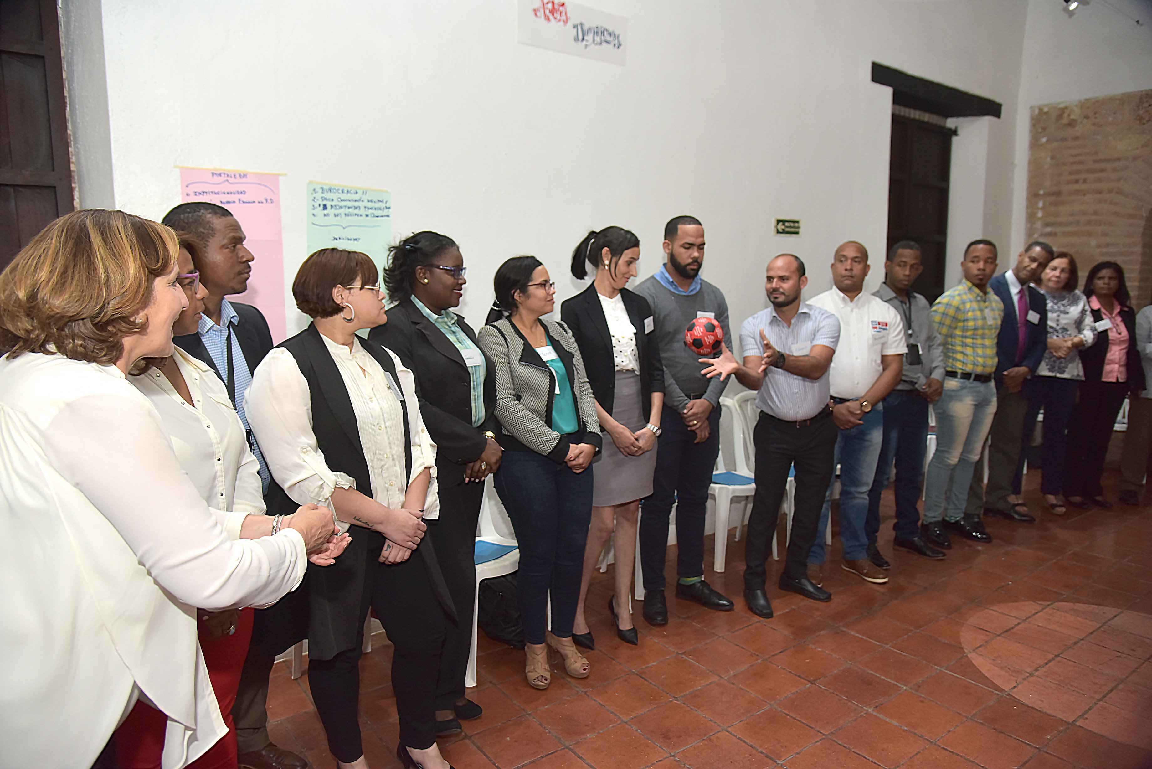  imagen Presentes en la actividad sentados durante encuentro. 