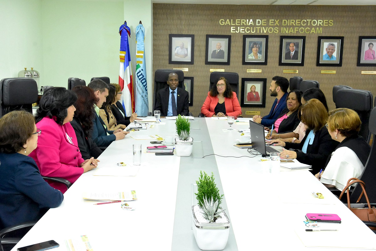 imagen El evento se desarroll&oacute; en el sal&oacute;n de reuniones del Inafocam y cont&oacute; con la participaci&oacute;n de Altagracia Olivo, directora de Gesti&oacute;n de Redes de Servicios del INAIPI; Cristina Molina, vicerrectora de proyectos y Decana de Educaci&oacute;n de la UCE; Susana Santar&eacute;n y Leandro Bleger, docentes del IIPE-UNIESCO; directivos y encargados departamentales del Inafocam.&nbsp;
&nbsp; 