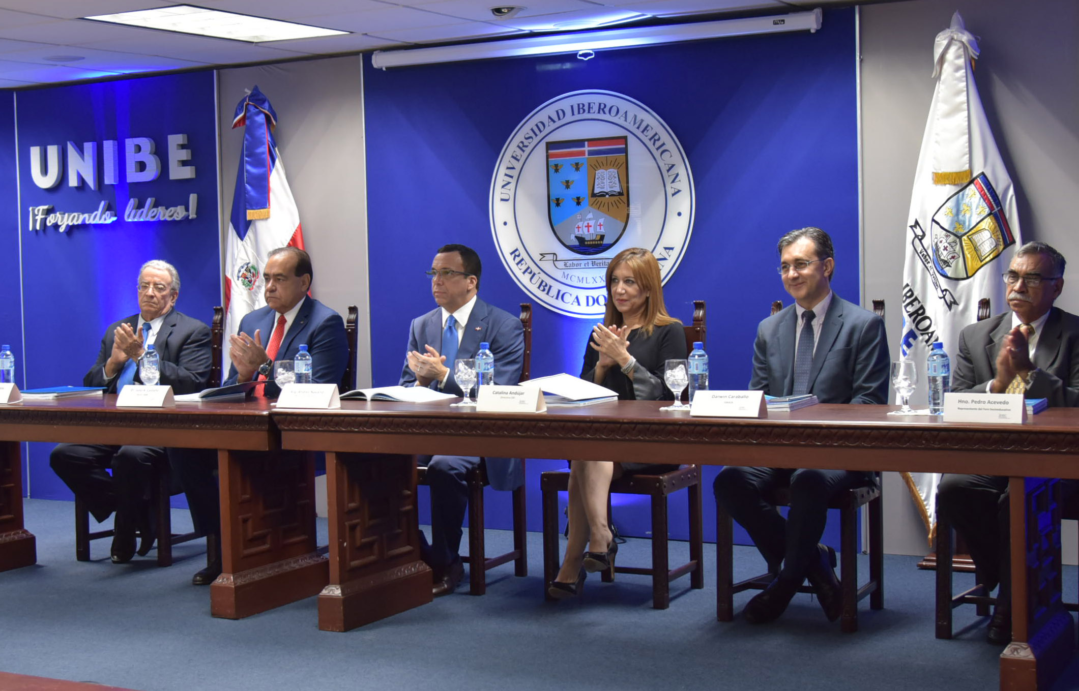  imagen Ministro Andr&eacute;s Navarro desde podium de pie se dirige a personas en presentaci&oacute;n de&nbsp;resultados de informe y monitoreo del IDEC&nbsp; 