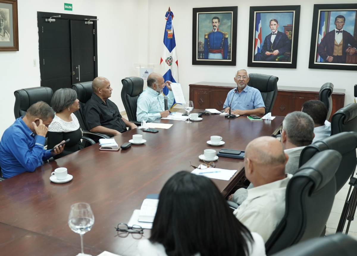  imagen Ministro de Educaci&oacute;n, &Aacute;ngel Hern&aacute;ndez reunido con miembros de la Asociaci&oacute;n Dominicana de Profesores (ADP).&nbsp; 