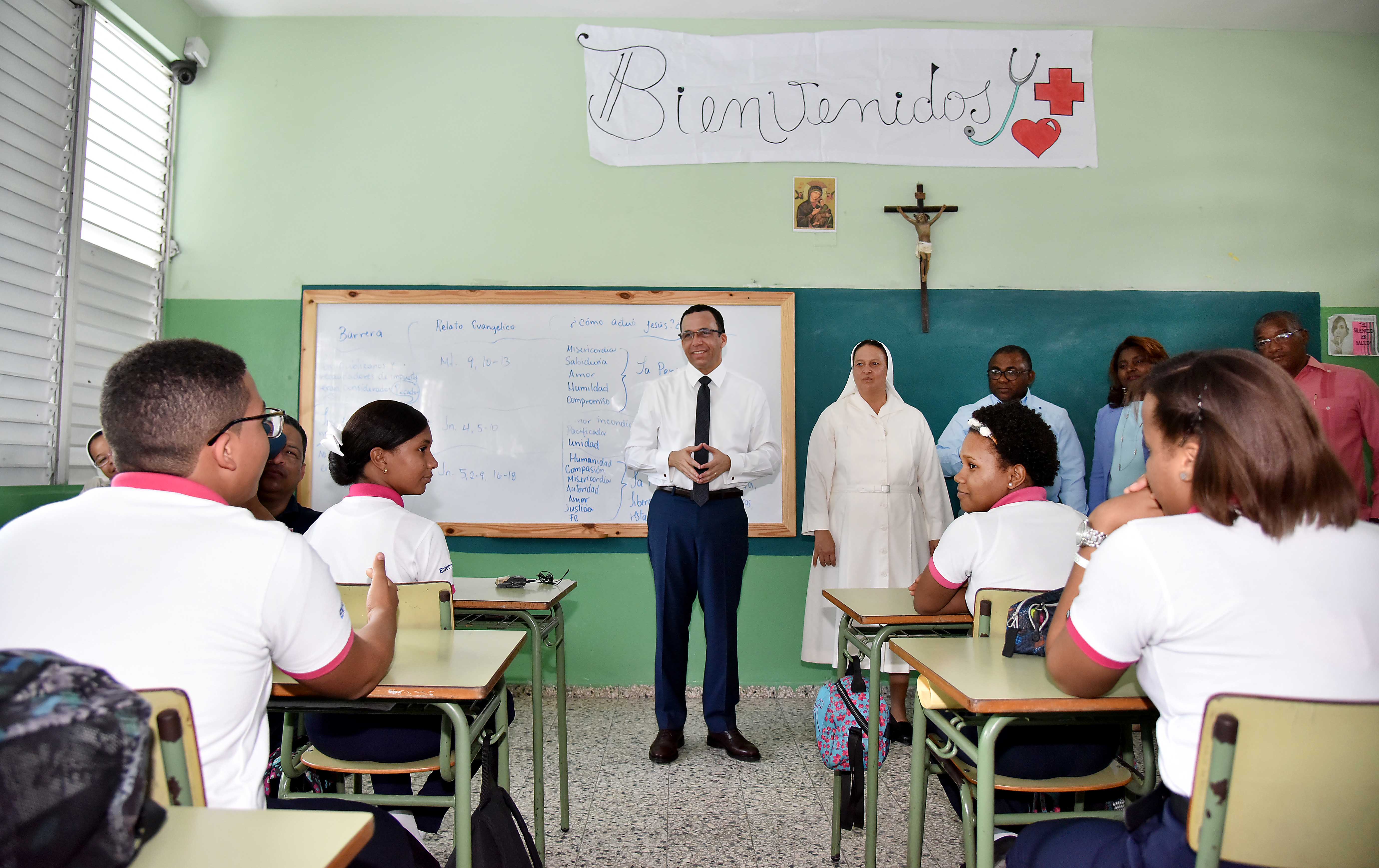  imagen Ministro Andr&eacute;s Navarro en aula frente a estudiantes de polit&eacute;cnico Nuestra Se&ntilde;ora Del Carmen en Sim&oacute;n Bol&iacute;var&nbsp; 