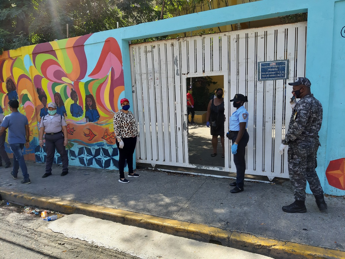  imagen Ministerio de Educaci&oacute;n resalta organizaci&oacute;n y muestras de civismo que se observa en las entregas de kits alimenticios que realiza el INABIE 