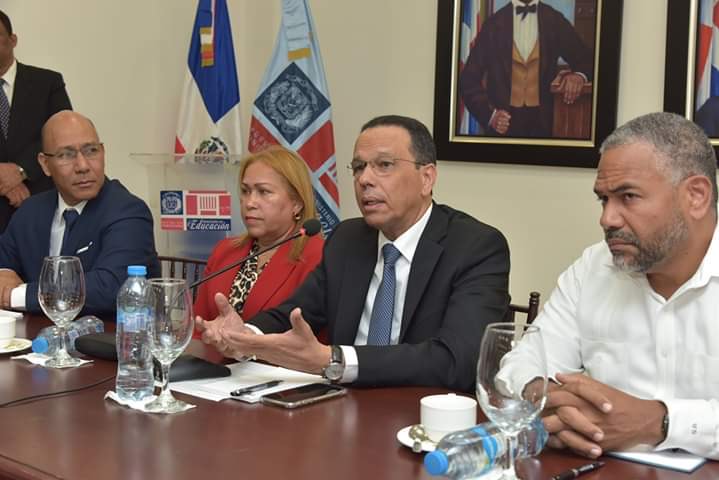  imagen Reuni&oacute;n&nbsp;del ministro Pe&ntilde;a Mirabal&nbsp;con los representantes de asociaciones de centros educativos privados del pa&iacute;s,&nbsp;para socializar las medidas que se han ido tomando respecto al coronavirus. 