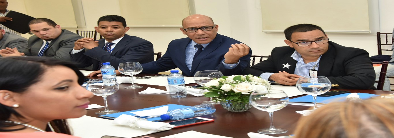  imagen Autoridades del MINERD en reuni&oacute;n 