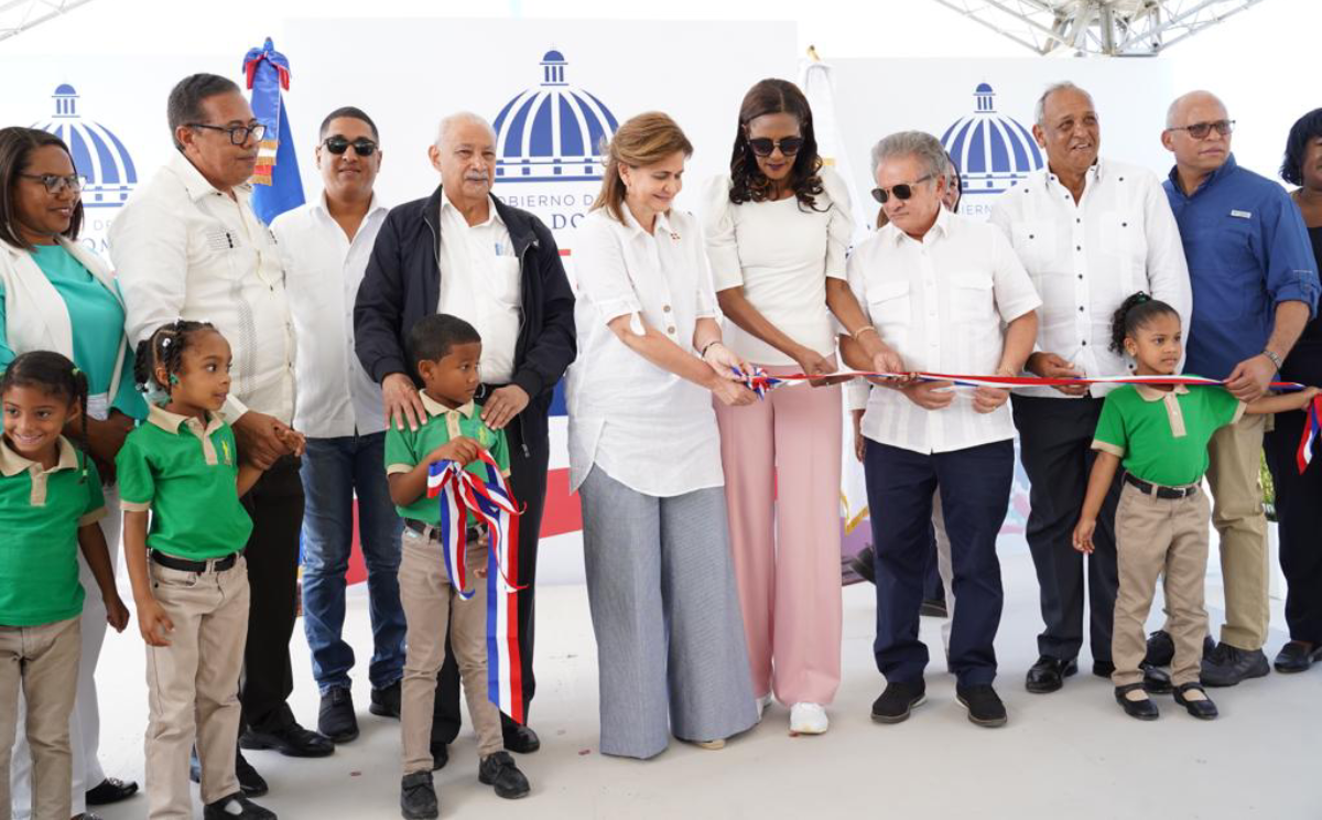 imagen Vicepresidenta de la Rep&uacute;blica Raquel Pe&ntilde;a, junto al viceministro de Acreditaci&oacute;n y Certificaci&oacute;n Docente del Ministerio de Educaci&oacute;n de Rep&uacute;blica Dominica (MINERD), Francisco D' Oleo inauguran centro educativo. 