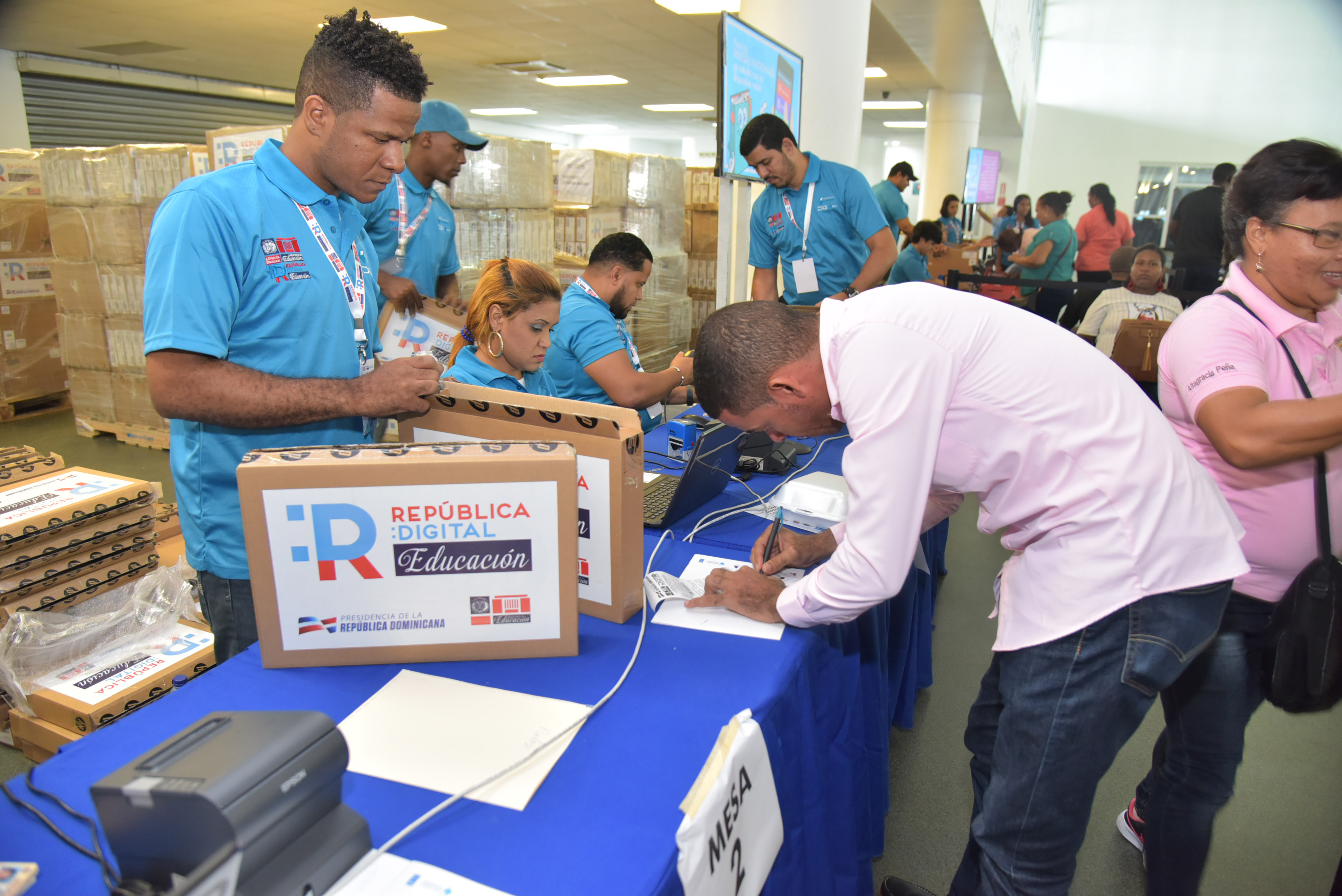  imagen Equipo de apoyo durante entrega de laptops a docentes. 