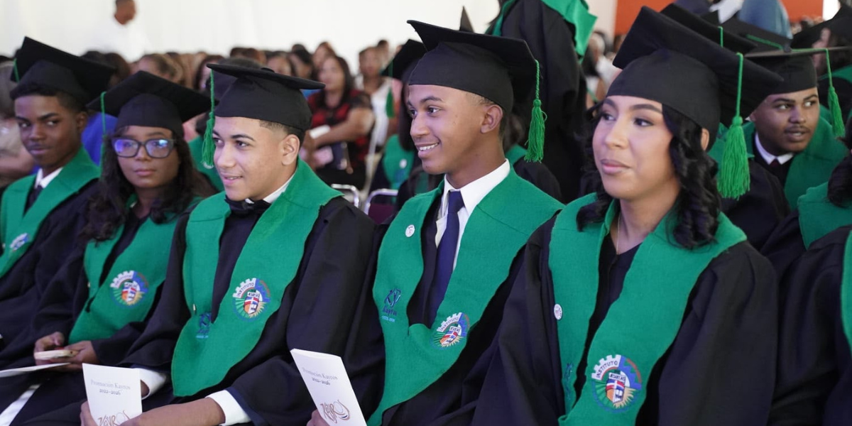  imagen Luis Miguel De Camps, encabezando la septuag&eacute;sima sexta graduaci&oacute;n del Instituto Tecnol&oacute;gico San Ignacio de Loyola (ITESIL) 