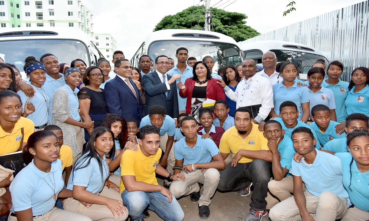  imagen Ministro de educaci&oacute;n Andres Navarro junto a director Rafael Ovalles y&nbsp; grupo de estudiantes de Infotep. Uno de los estudiantes realiza una demostraci&oacute;n flojando tuerca de un motor. 