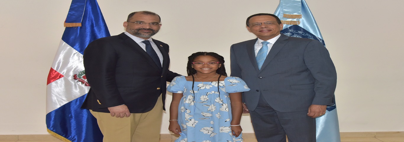  imagen Ministro de educaci&oacute;n junto a estudiantes meritorios residentes en Espa&ntilde;a. 