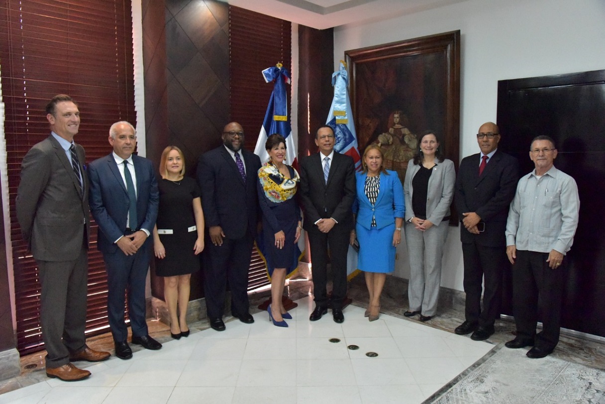  imagen Embajadora Bernstein saluda al Ministro pe&ntilde;a Mirabal 