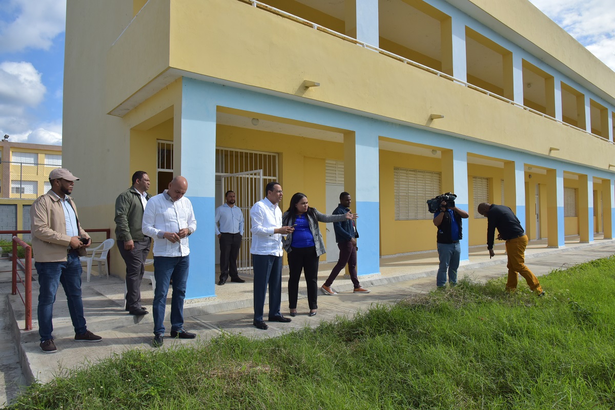  imagen Ministro Pe&ntilde;a Mirabal visita escuela en construcci&oacute;n 