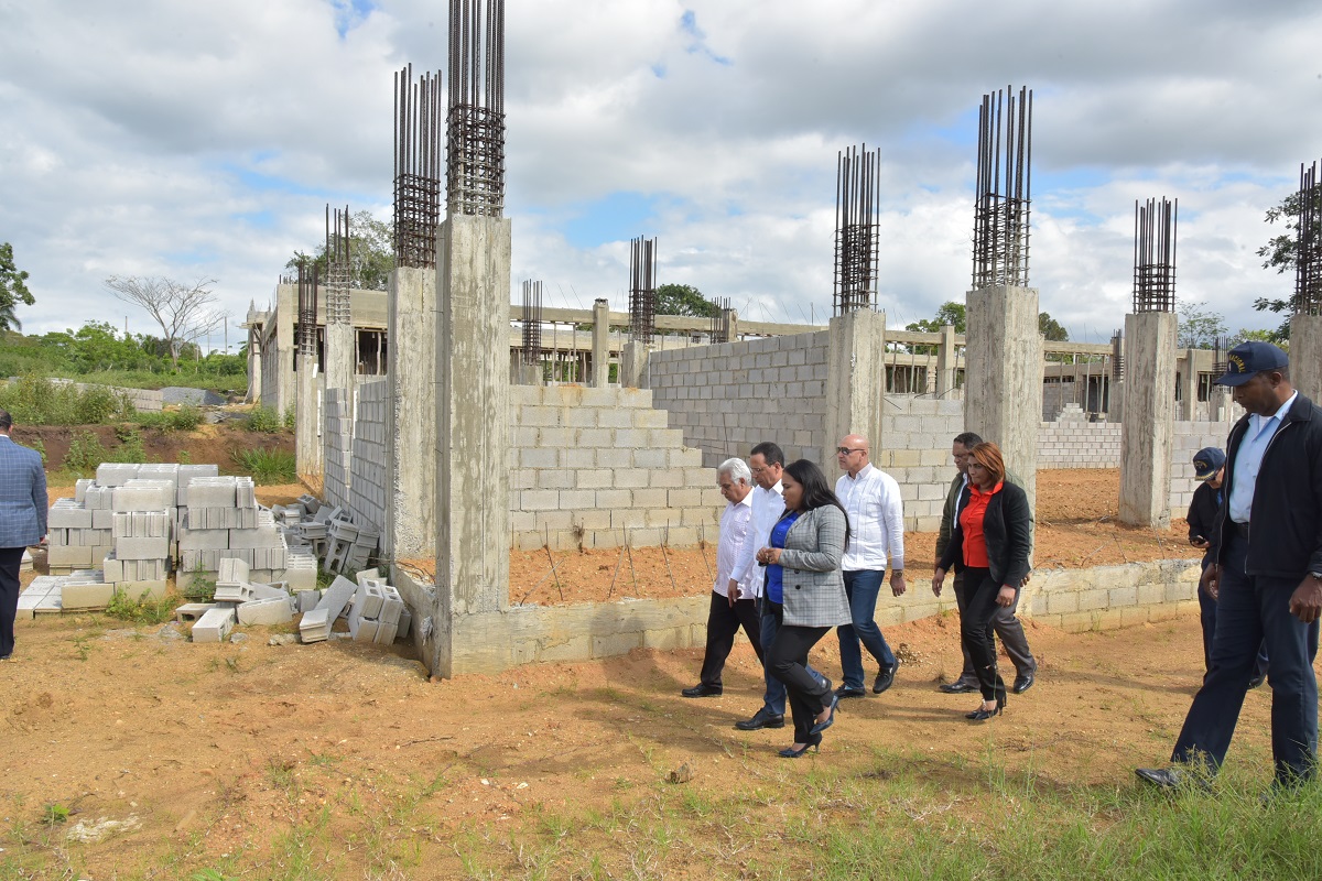  imagen Ministro Pe&ntilde;a Mirabal visita escuela en construcci&oacute;n 