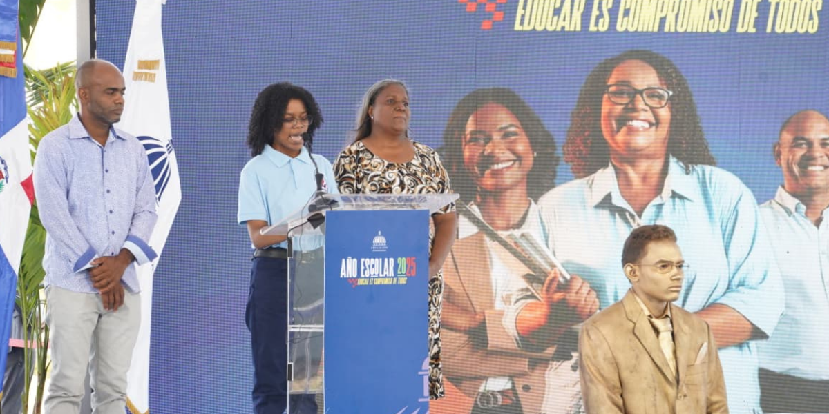  imagen Ministro De Camps, habla a los presentes en el acto. 