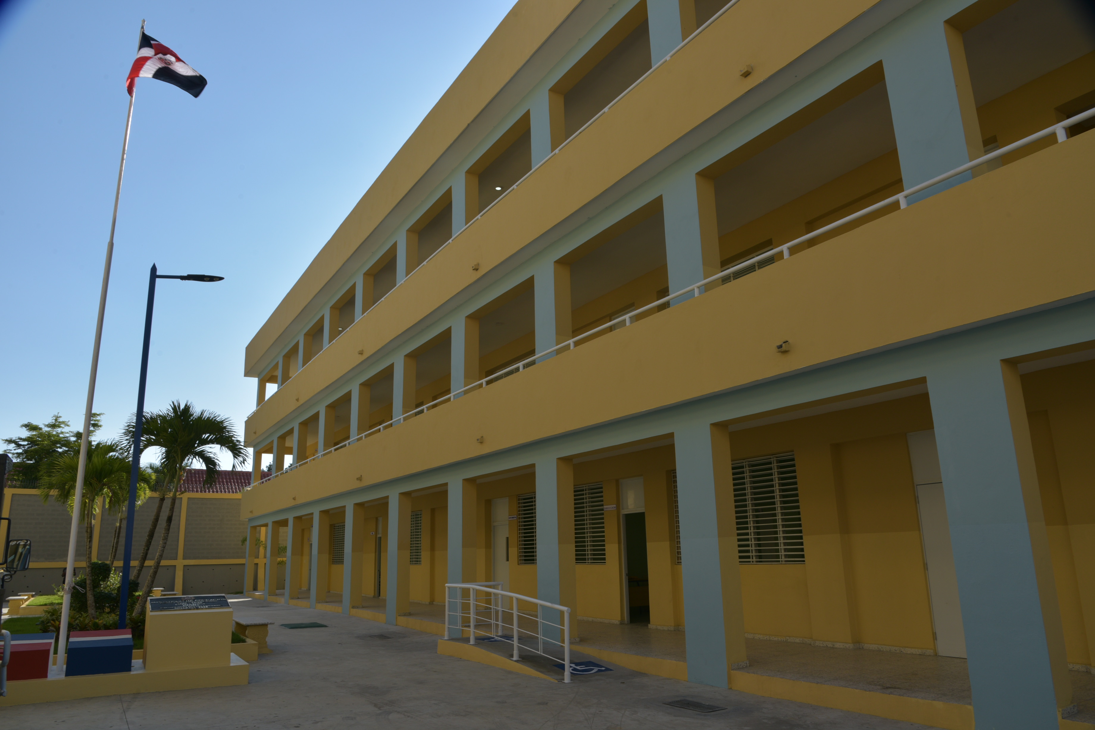  imagen Presidente Danilo Medina, Ministro Andr&eacute;s Navarro y dem&aacute;s autoridades educativas y municipales de pie realizando corte formal de cinta dejando inaugurado el plantel escolar&nbsp; 