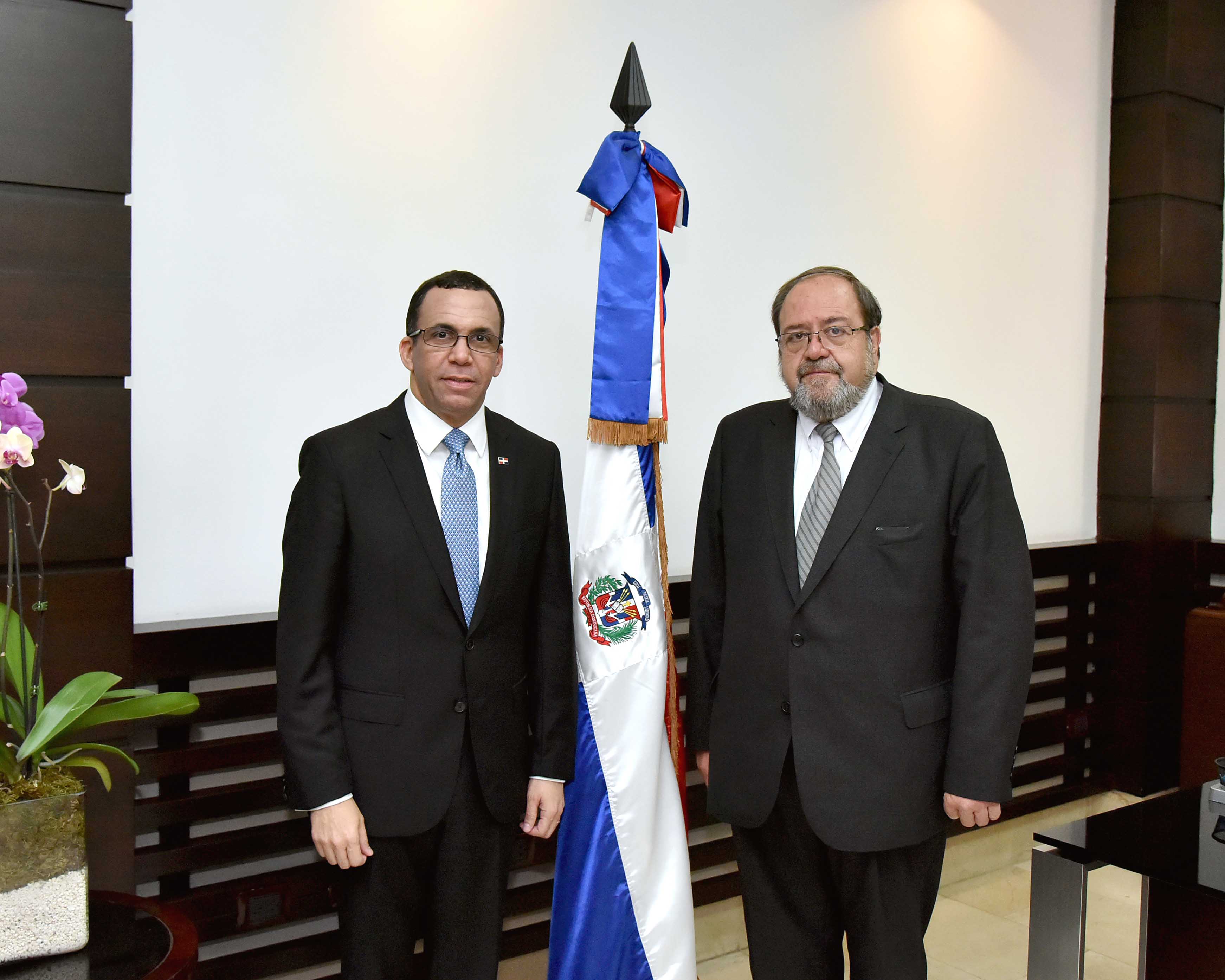  imagen Ministro Andr&eacute;s Navarro de pie estrechandole la mano a su hom&oacute;logo de Bolivia Roberto Aguilar&nbsp; 