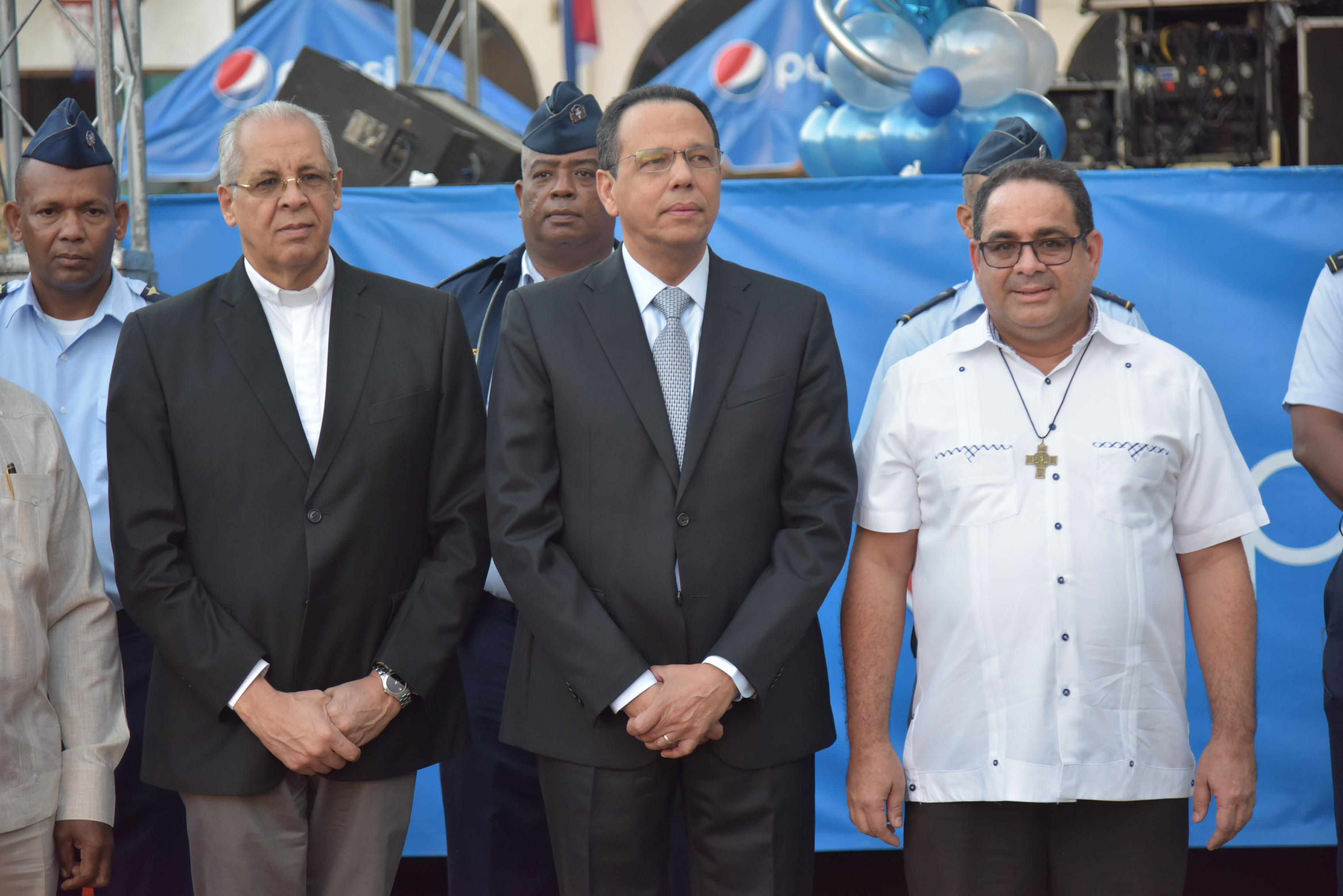  imagen Ministro Antonio Pe&ntilde;a Mirabal acompa&ntilde;ado de las autoridades rectoras del Colegio Don Bosco, en izamiento de bandera realizado en el centro educativo por el D&iacute;a Nacional de la Juventud. 