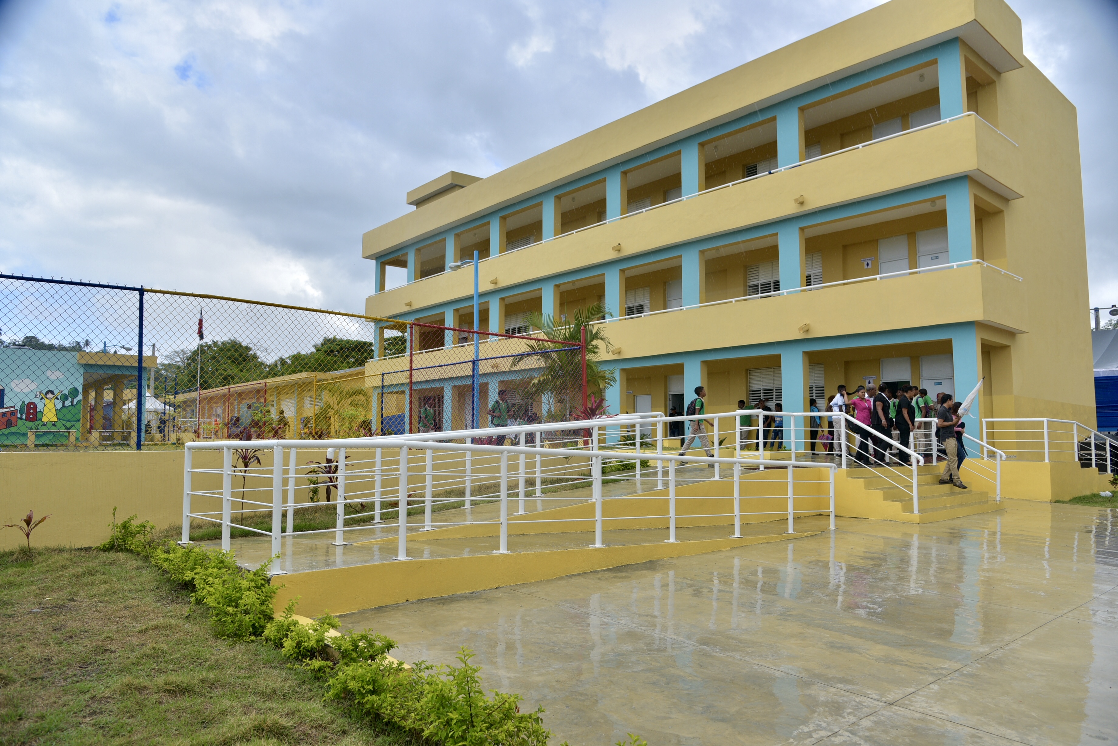  imagen Presidente Danilo Medina y ministro Antonio Pe&ntilde;a Mirabal de pie junto a autoridades educativas cortando cinta de acto inaugural&nbsp; 