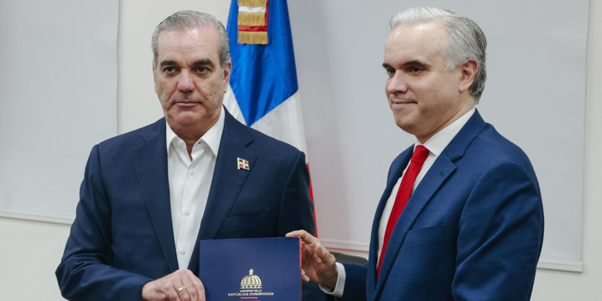  imagen Presidente&nbsp;Luis Abinader junto al&nbsp;ministro de Educaci&oacute;n, Luis Miguel De Camps, 