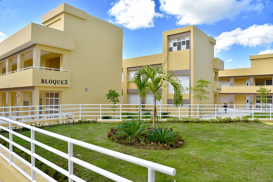  imagen Presidente Danilo Medina, Ministro Andres Navarro junto a otras personalidades corta cinta en acto de inauguraci&oacute;n. 