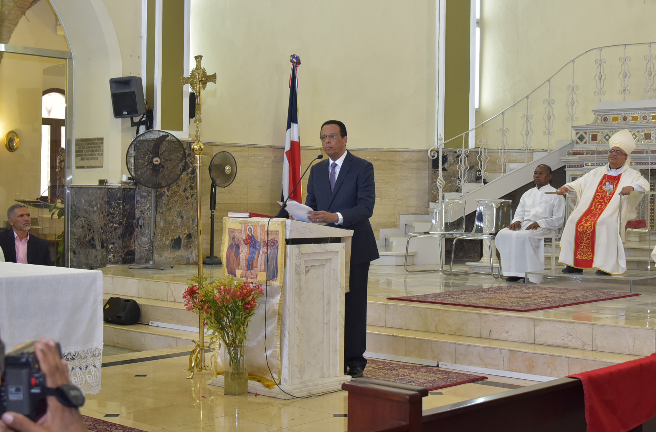  imagen Ministro de Educaci&oacute;n habla a los presentes durante servicio. 