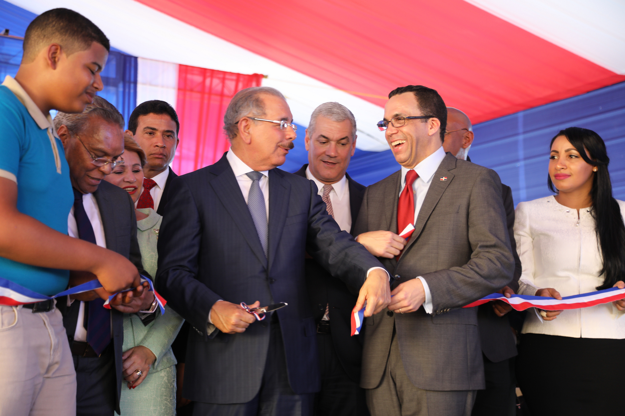  imagen Presidente Danilo Medina de pie junto a Ministro Andr&eacute;s Navarro y dem&aacute;s autoridades educativas cortando cinta&nbsp; inauguraci&oacute;n de dos centros educativos en Las Matas de Farf&aacute;n 