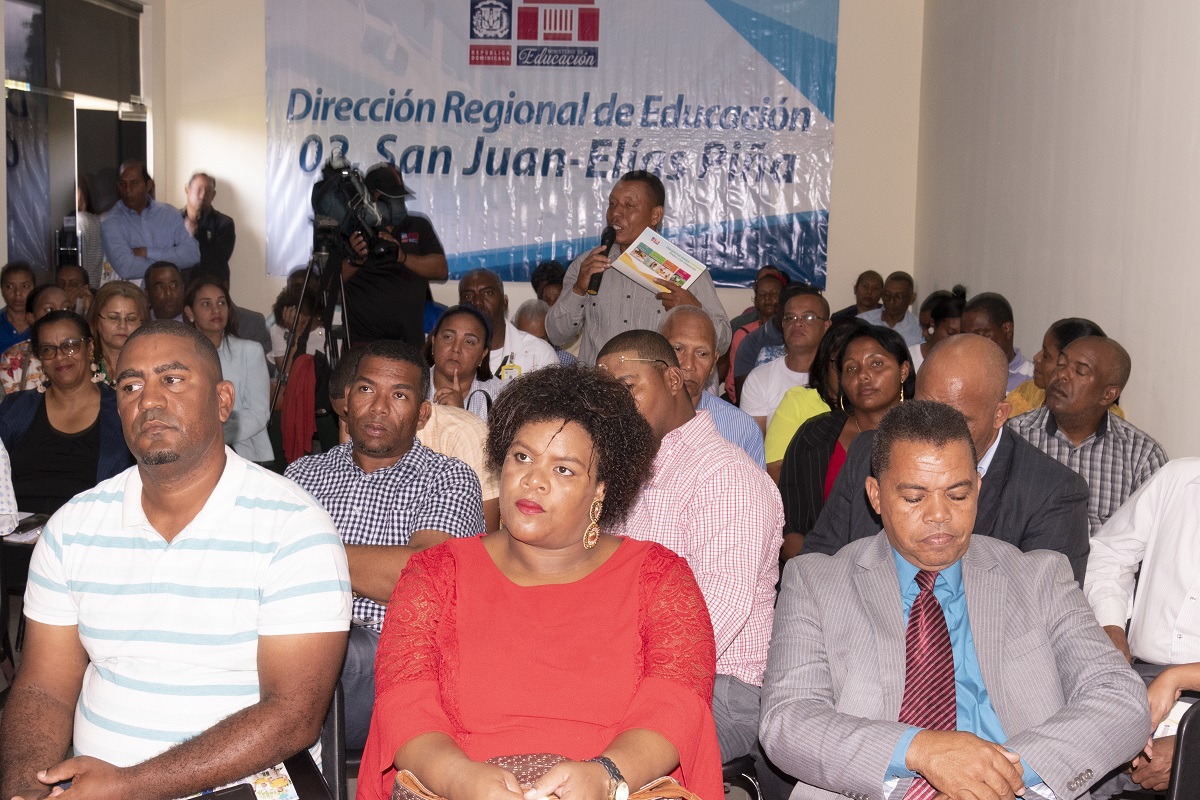  imagen Orbito Ram&iacute;rez, director interino de la Regional 02, agradeci&oacute; la presencia de los padres al encuentro y valor&oacute; su disposici&oacute;n de integrarse a los centros educativos y ser ejemplo para quienes no lo han hecho todav&iacute;a. 