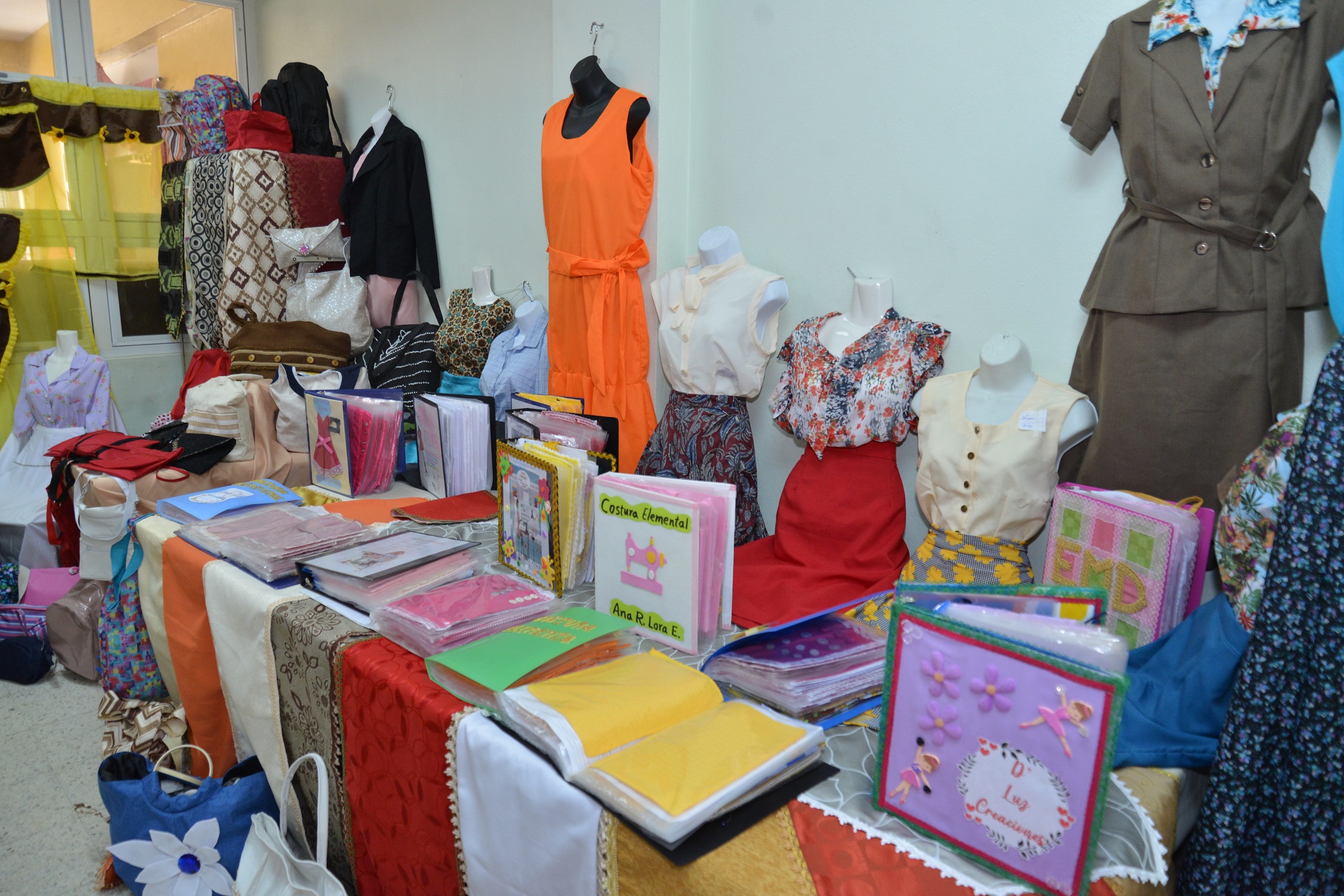  imagen Exposici&oacute;n de manualidades realizadas por diferentes participantes de las &aacute;reas t&eacute;nicas. 