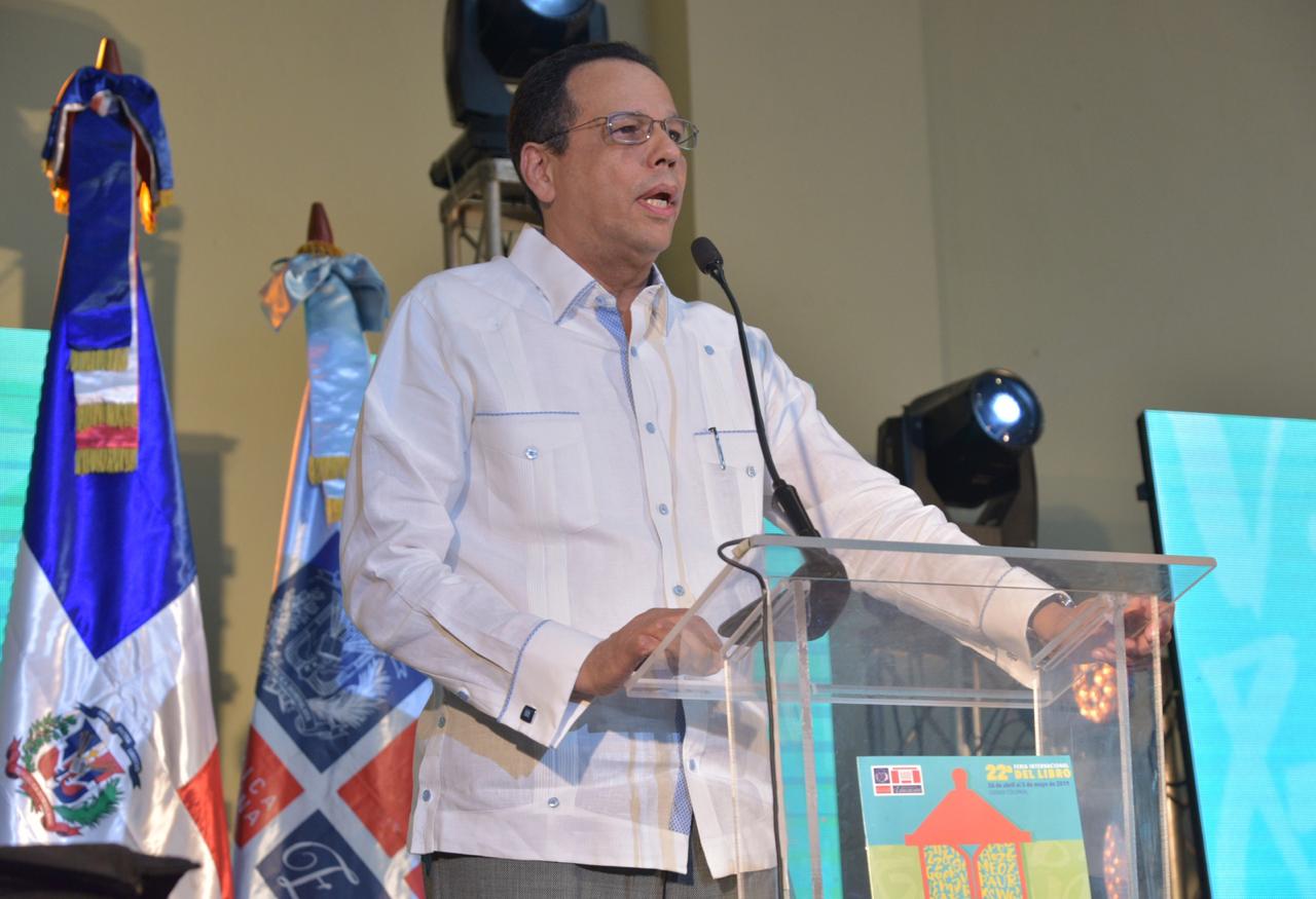  imagen Ministro Antonio Pe&ntilde;a Mirabal de pie junto a autoridades del Ministerio de Cultura y el MINERD cortando cinta en apertura del pabell&oacute;n en Feria del Libro&nbsp; 