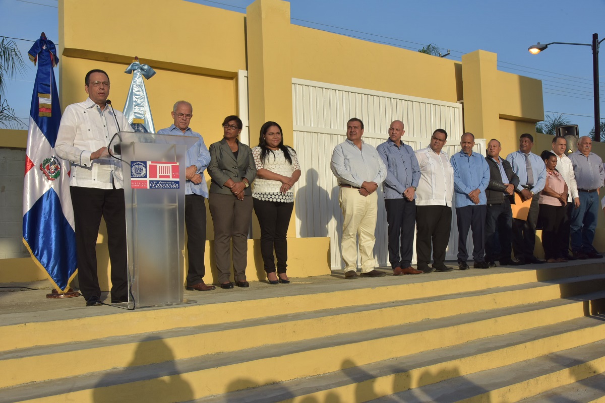  imagen El ministro Pe&ntilde;a Mirabal felicit&oacute; a los estudiantes por el talento que exhiben&nbsp;durante su visita al centro educativo. 