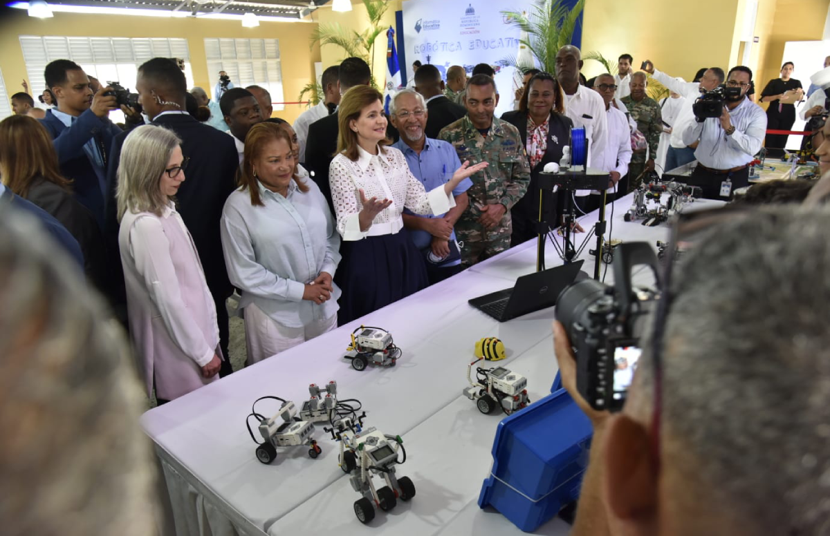  imagen Vicepresidente de la Rep&uacute;blica Dominicana, Raquel Pe&ntilde;a, Ministro de Educaci&oacute;n, &Aacute;ngel Hern&aacute;ndez participan en la apertura del campamento de verano 2023. 