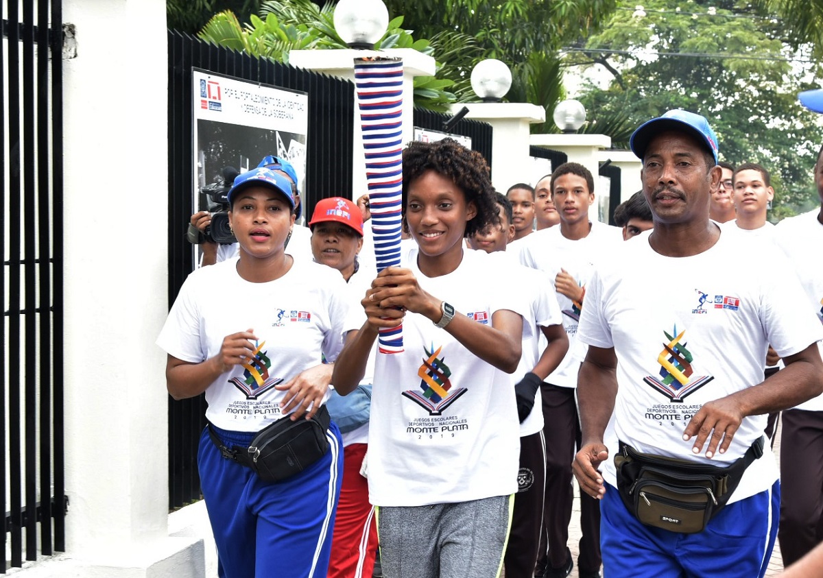  imagen Ministro Pe&ntilde;a Mirabal con la antorcha de los juegos 