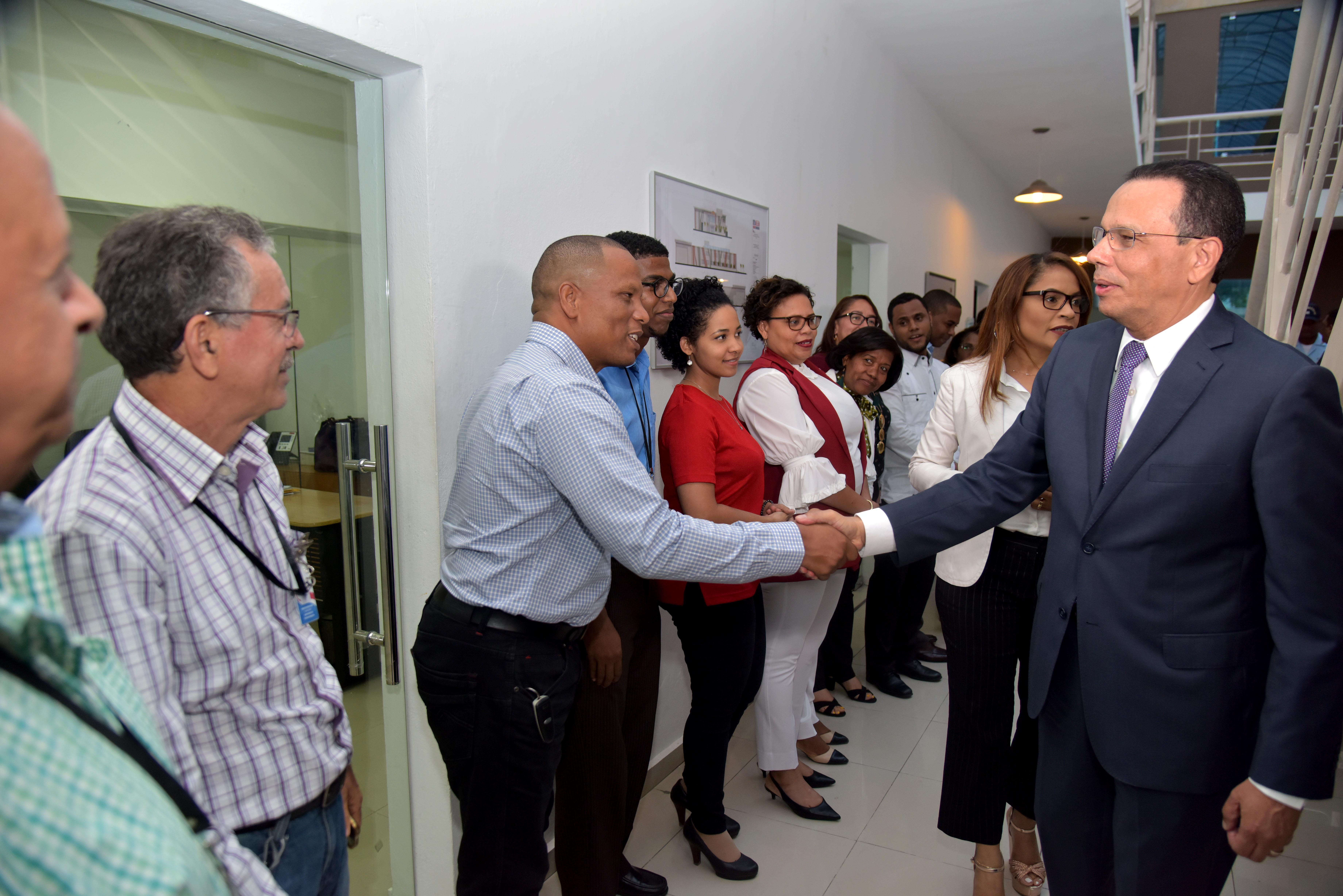  imagen Ministro de educaci&oacute;n junto a la directora de RTVE, Odalis Monegro, conversan.&nbsp; 