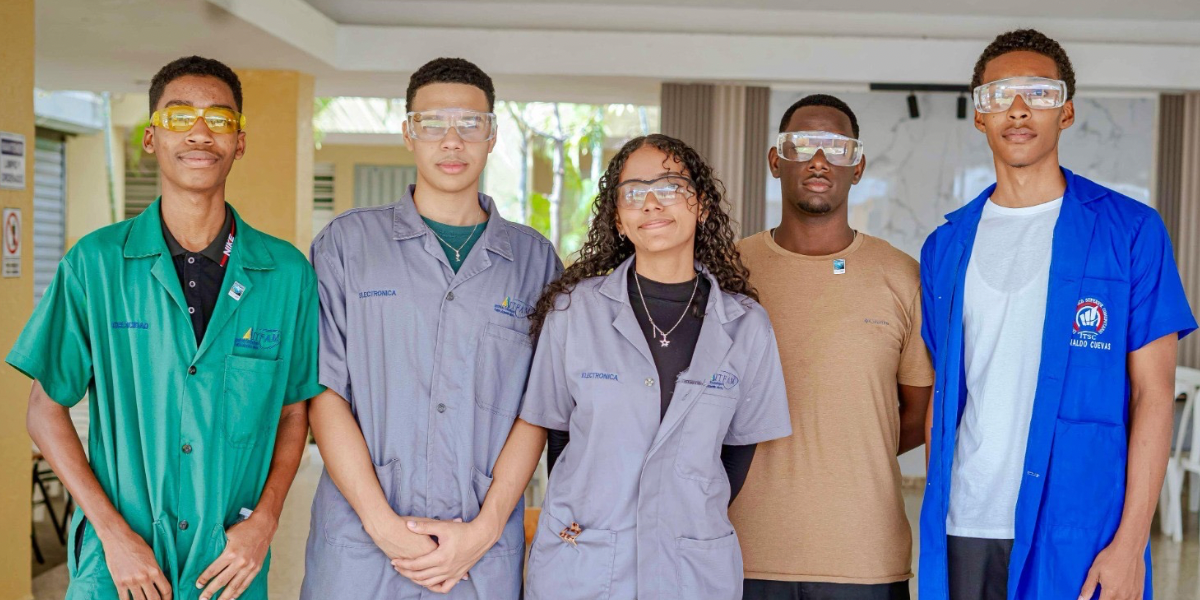  imagen Fotos de estudiantes de rob&oacute;tica&nbsp; 