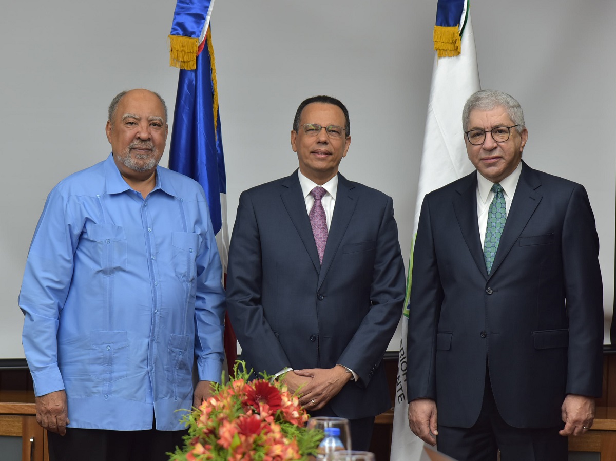  imagen Ministro de educaci&oacute;n Pe&ntilde;a Mirabal junto al&nbsp;periodista Adriano Miguel Tejada durante el acto de juramentaci&oacute;n 