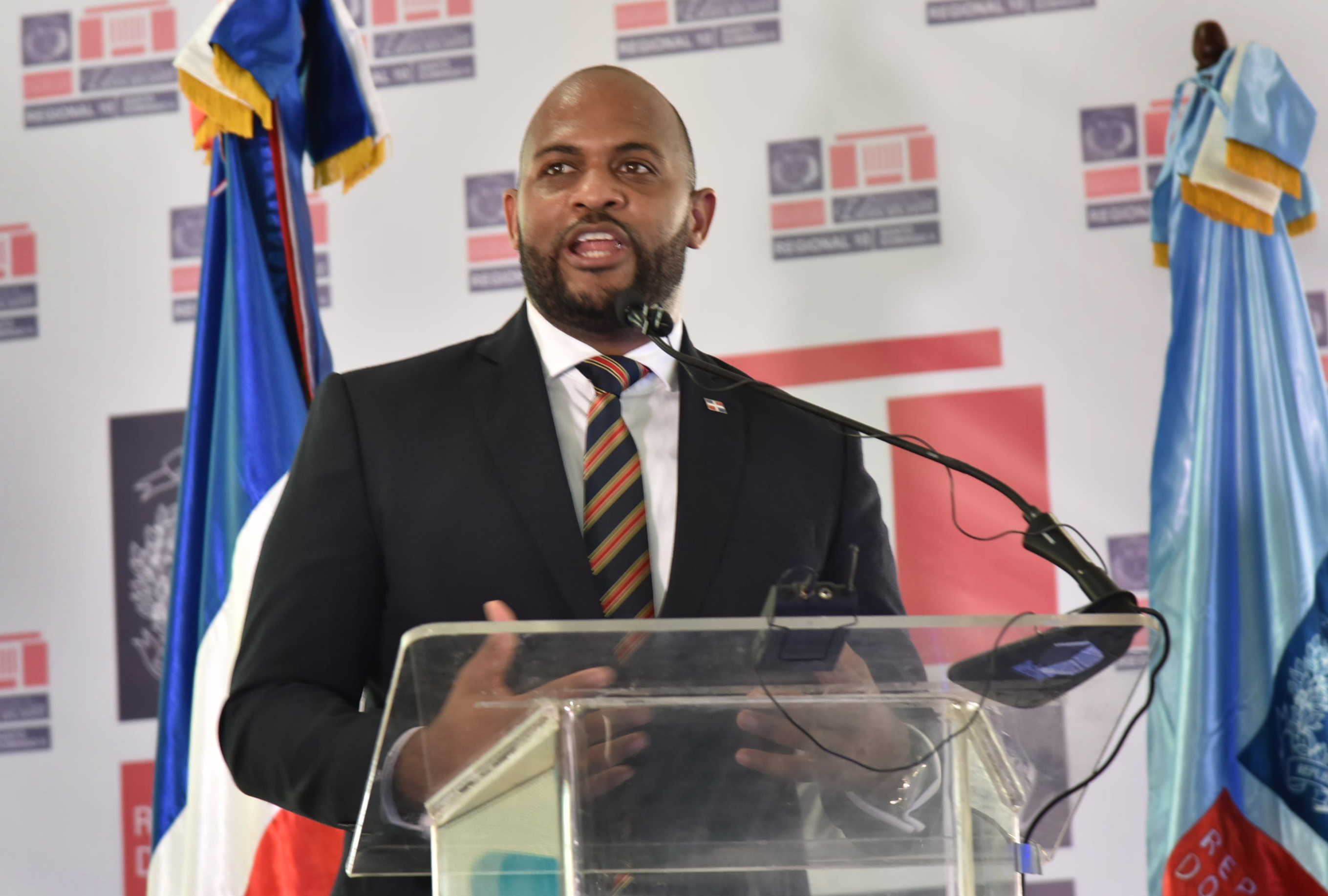  imagen Grupo de estudiantes porristas durante una de sus presentaciones. 