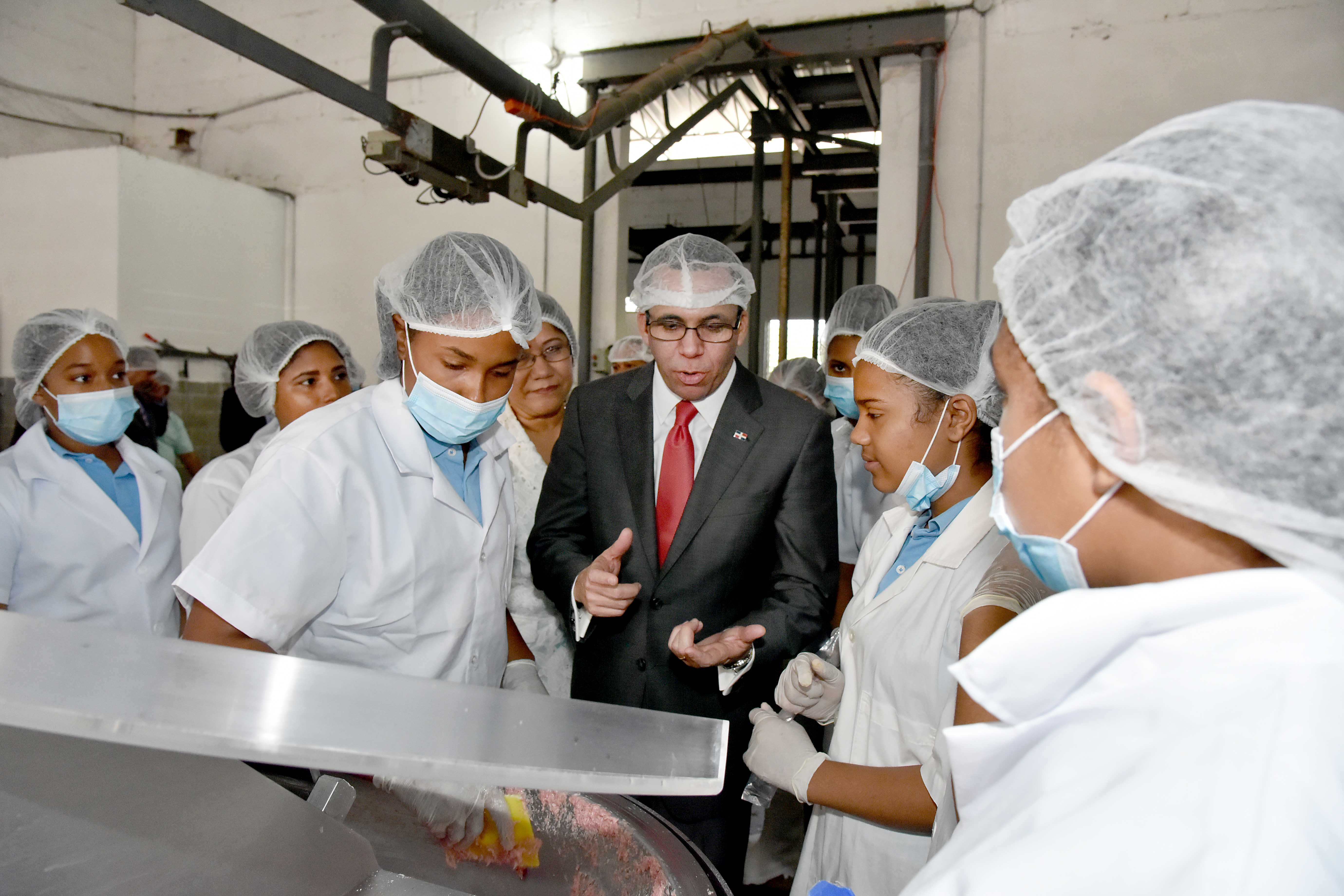  imagen Ministro Andr&eacute;s Navarro firmando acuerdo junto al rector de la Universidad ISA 