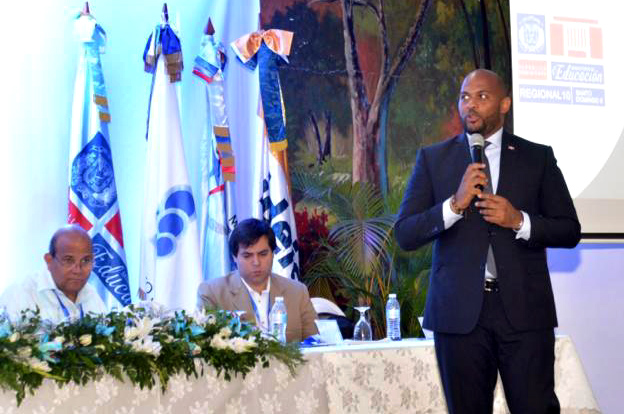  imagen Miembros de la mesa directiva, en sus intervensiones durante el acto. 