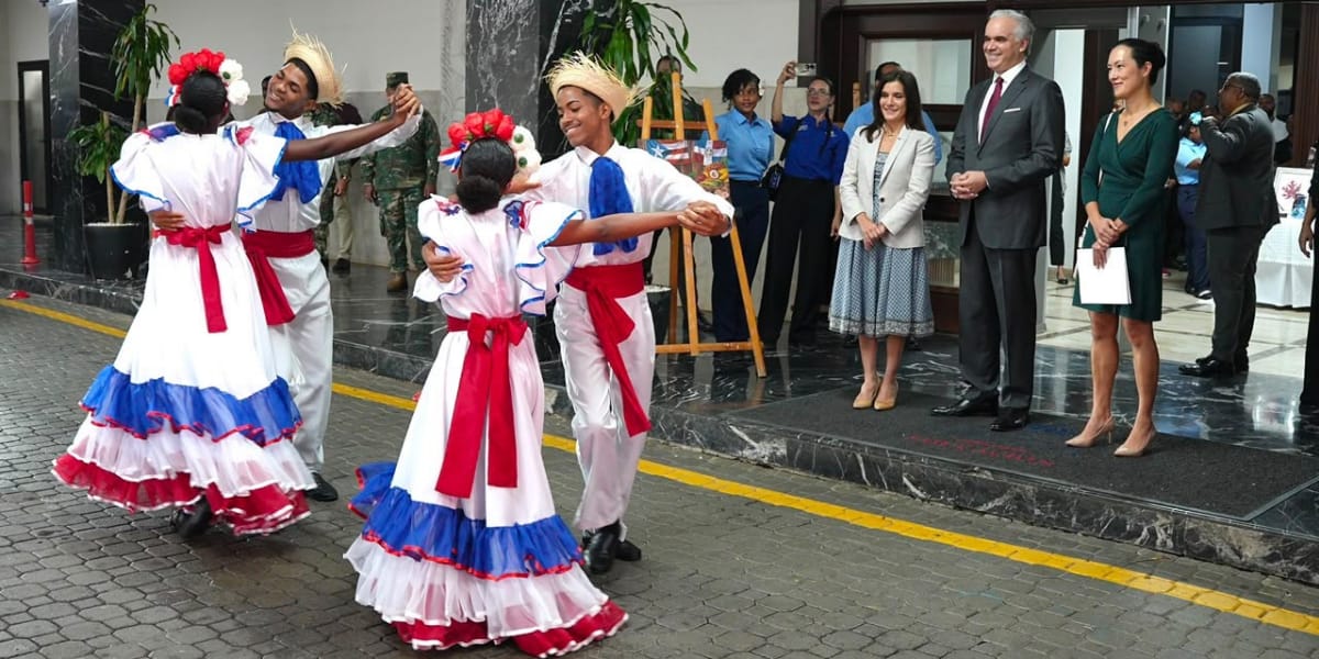  imagen El ministro de Educaci&oacute;n, Luis Miguel De Camps, recibiendo la visita de la embajadora de Estados Unidos en la Rep&uacute;blica Dominicana, Leah Campos. 
