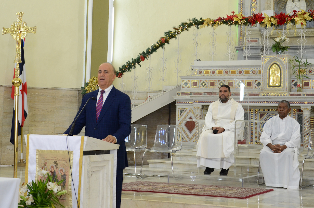  imagen Henry Santos, director del Gabinete del Minerd; Jorge Luis Moronta, director Administrativo, viceministro de Educaci&oacute;n, Luis de Le&oacute;n y Sara Mer&aacute;n, directora de Cultura. 