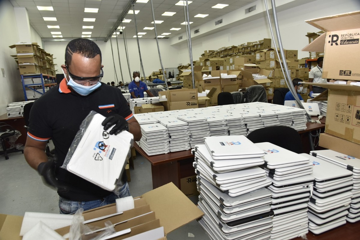  imagen Ministerio de Educaci&oacute;n ha favorecido a 374 mil 620 estudiantes y docentes con laptops y netbooks 