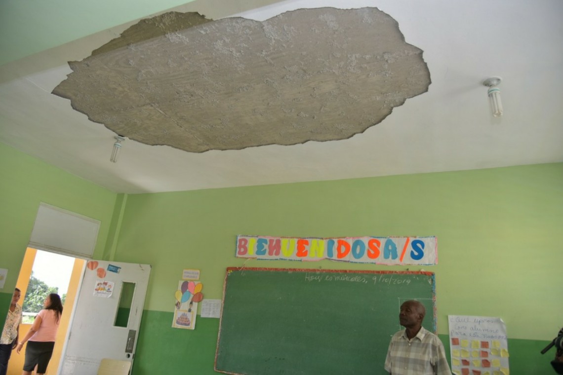  imagen Autoridades del MINERD en el centro educativo 