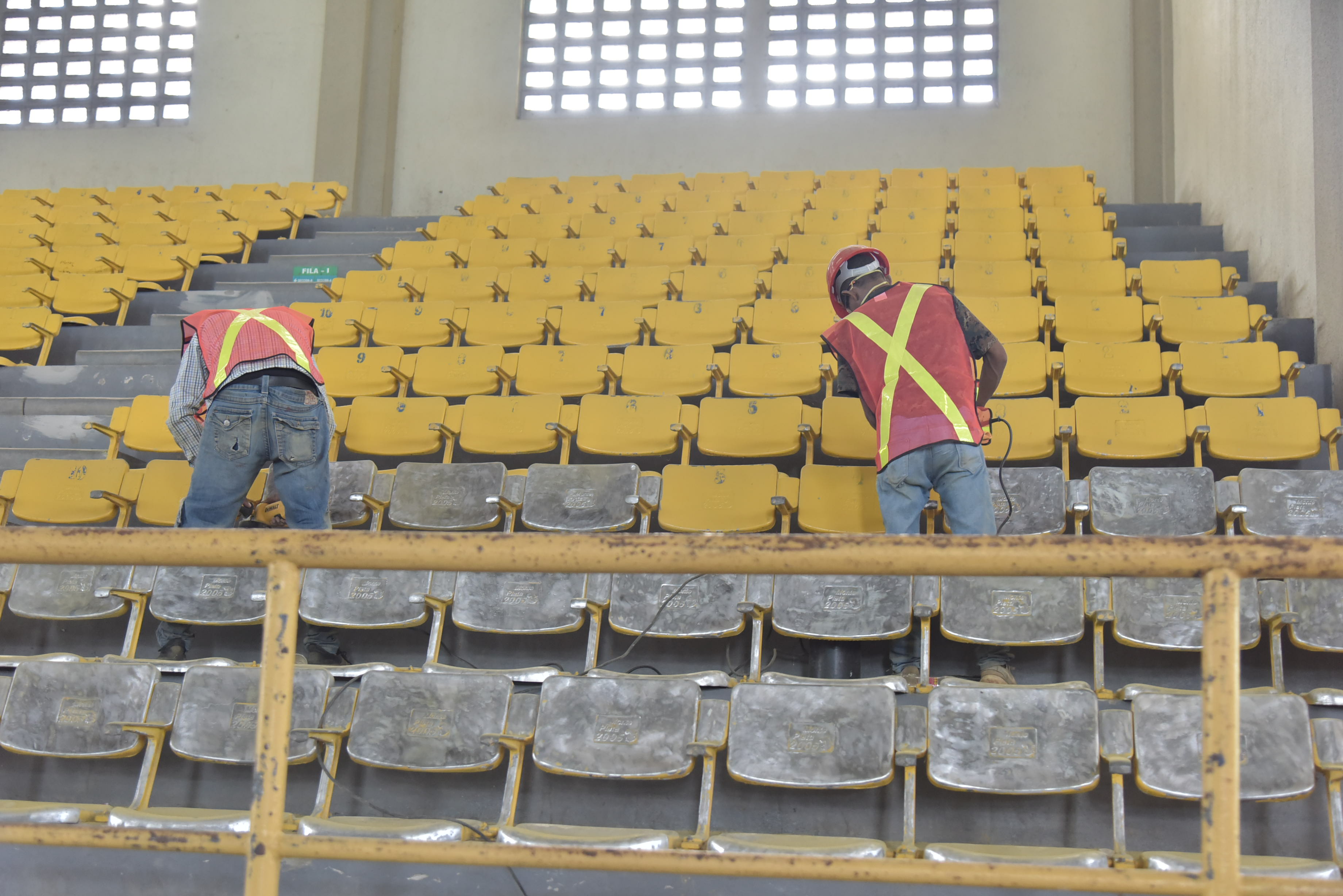  imagen Ministro de Educaci&oacute;n, Antonio pe&ntilde;a Mirabal y Senador Charli Mariotti supervisan trabajos. 