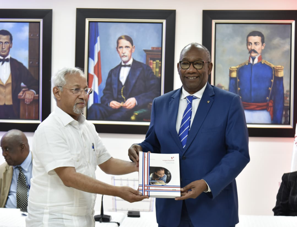  imagen Ministro de Educaci&oacute;n, &Aacute;ngel Hern&aacute;ndez recibe libros de textos en presencia de autoridades educativas.&nbsp; 