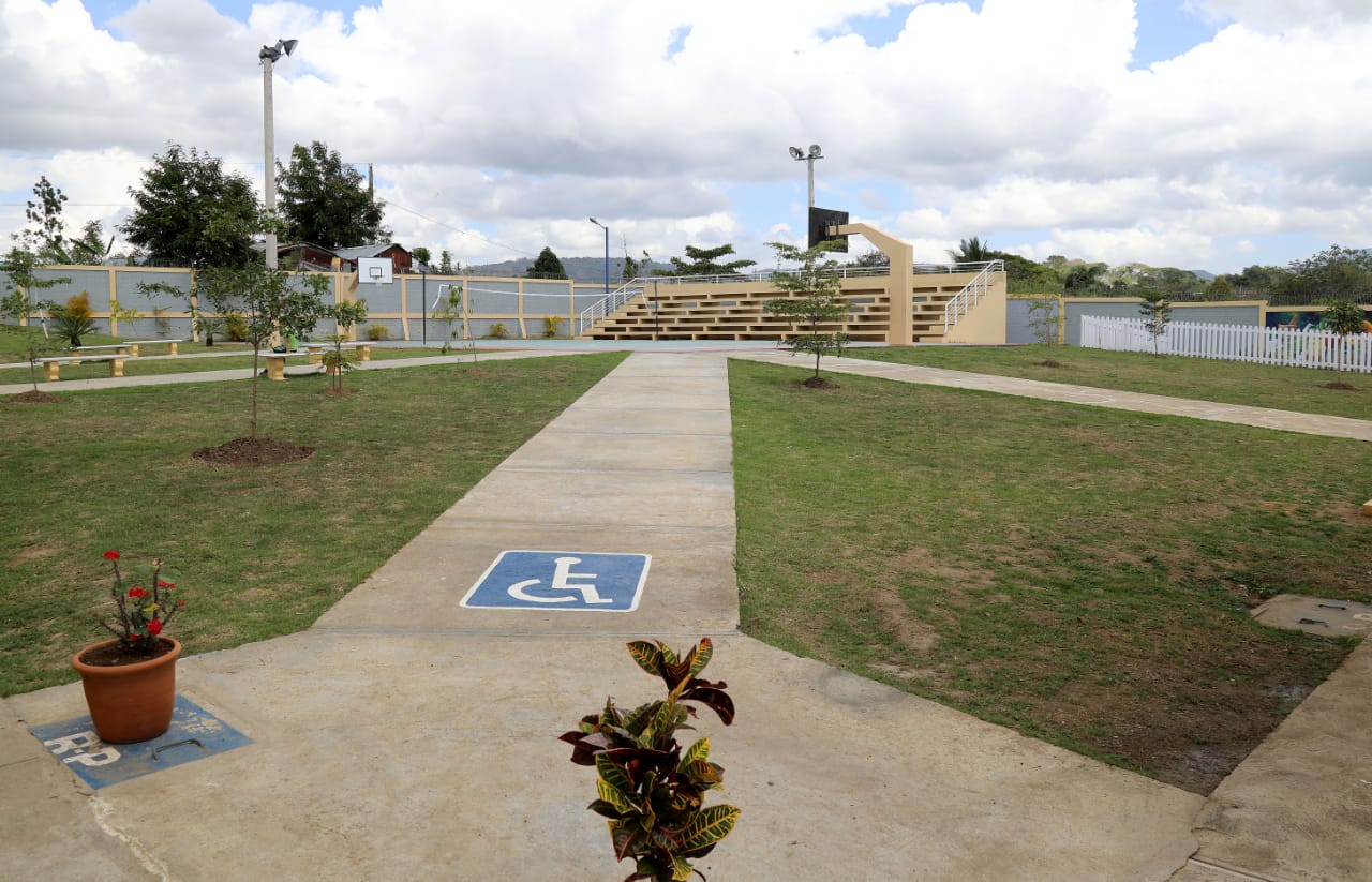  imagen Presidente Danilo Medina de pie cortando cinta acompa&ntilde;ada del Ministro Antonio Pe&ntilde;a Mirabal y dem&aacute;s autoridades educativas en entrega de cuatro modernos centros educativos y un liceo en San Francisco de Macor&iacute;s&nbsp; 