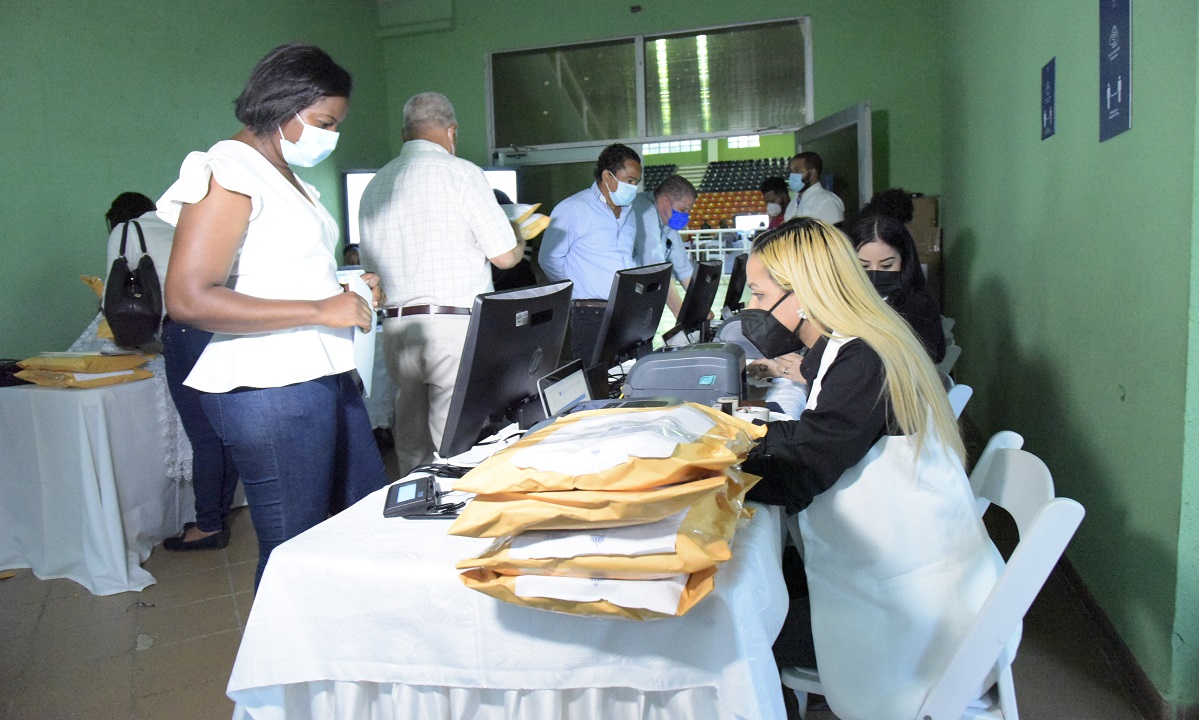  imagen El proceso se llev&oacute; a cabo en el Pabell&oacute;n de Voleibol del Centro Ol&iacute;mpico Juan Pablo Duarte, iniciando a las ocho de la ma&ntilde;ana y terminando&nbsp;a las seis en punto de la tarde y fue observado por representantes de la Comisi&oacute;n de Veedur&iacute;a y Acompa&ntilde;amiento de adquisiciones de bienes y servicios para el a&ntilde;o escolar 2020-2021, as&iacute; como por medios de comunicaci&oacute;n y personas interesadas en observar el proceso. 