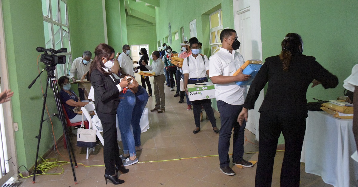  imagen El proceso se llev&oacute; a cabo en el Pabell&oacute;n de Voleibol del Centro Ol&iacute;mpico Juan Pablo Duarte, iniciando a las ocho de la ma&ntilde;ana y terminando&nbsp;a las seis en punto de la tarde y fue observado por representantes de la Comisi&oacute;n de Veedur&iacute;a y Acompa&ntilde;amiento de adquisiciones de bienes y servicios para el a&ntilde;o escolar 2020-2021, as&iacute; como por medios de comunicaci&oacute;n y personas interesadas en observar el proceso. 