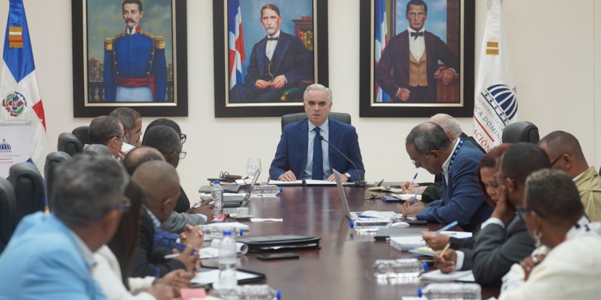  imagen Reuni&oacute;n con los directores de las 18 Regionales&nbsp; 