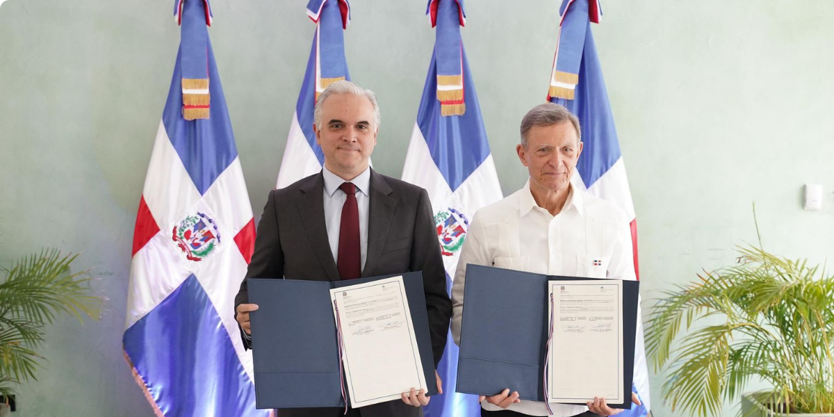  imagen Ministro de Educaci&oacute;n, Luis Miguel De Camps, y el ministro Roberto &Aacute;lvarez, firmando el acuerdo 